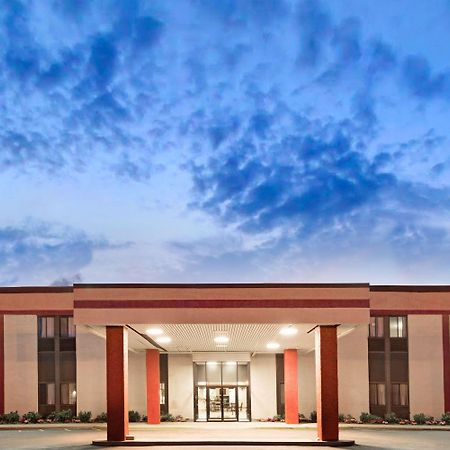 Hotel Super 8 By Wyndham Brockton Exterior foto